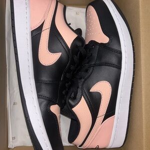 Nike men’s Black and Peach Sneakers